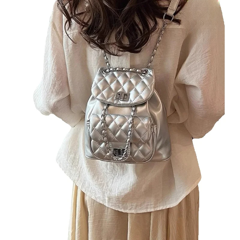 Luxus Silber frauen 2025 Herbst/Winter Neue Gesteppte Kette Kleine Rucksack College Student Tasche Modische Und Vielseitig_voghion.com