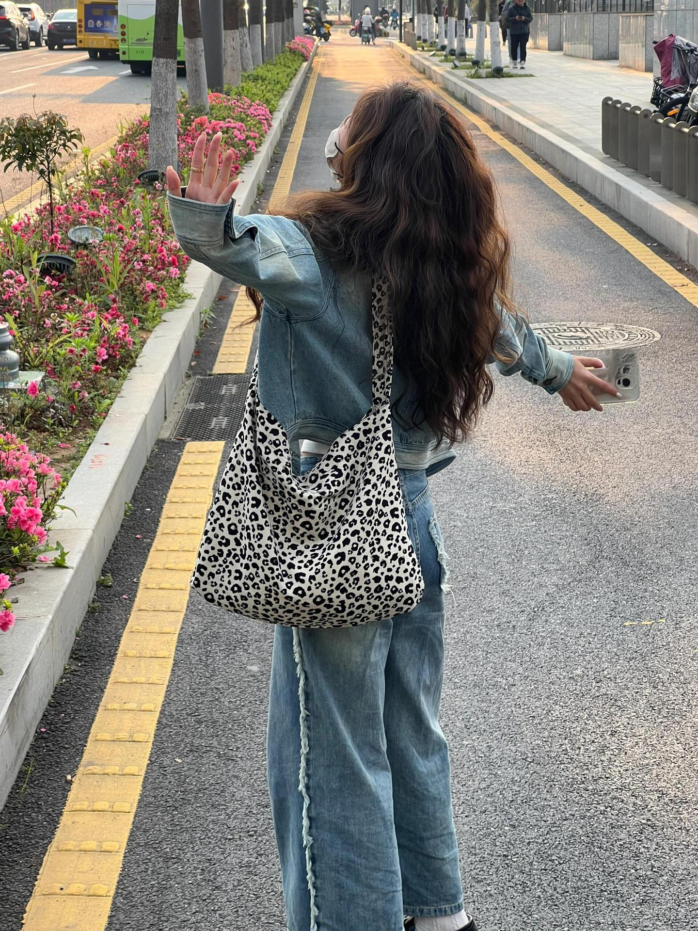 2025 South Korean Multifunctional Fashionable Leopard Print Single-shoulder Student Canvas Shopping Bag, Large Capacity, Fashionable Niche Design._voghion.com