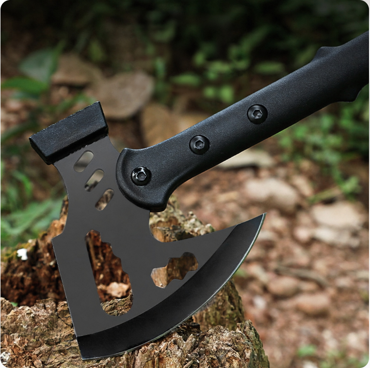 Hache tactique multifonctionnelle en acier à haute teneur en manganèse, idéale pour le camping et la survie en extérieur, notamment pour couper du bois._voghion.com