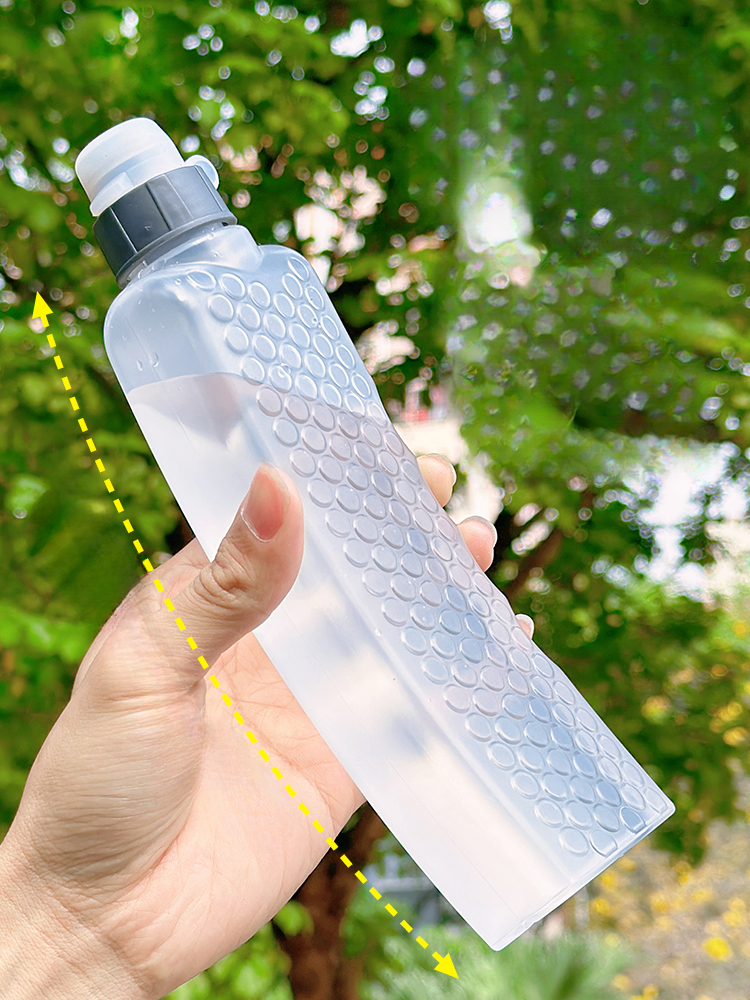 Gebogene tragbare Squeeze-Fitness-Sportflasche in Lebensmittelqualität für den Laufmarathon, eng anliegende, unsichtbare Gürteltasche, Wasserbecher_voghion.com