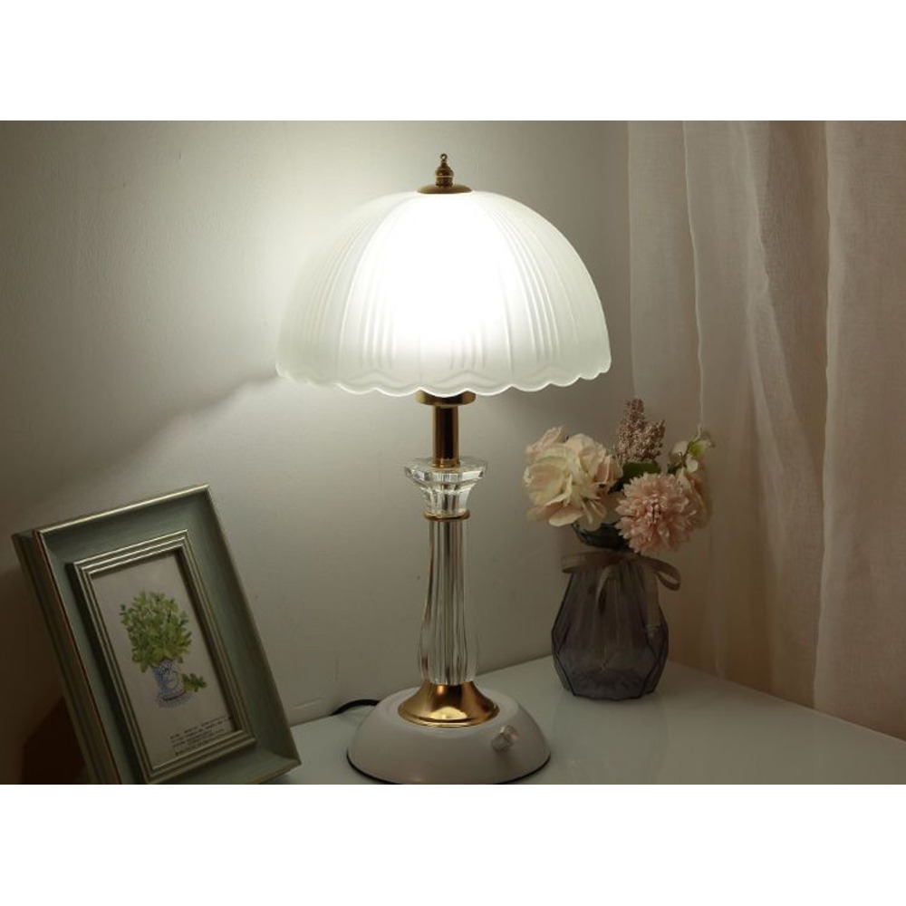 Europäischer Stil Schlafzimmer Nachttisch Moderne Einfache Kreative Persönlichkeit Dimmbarer Knopfschalter Glas Lampenschirm Tischlampe_voghion.com
