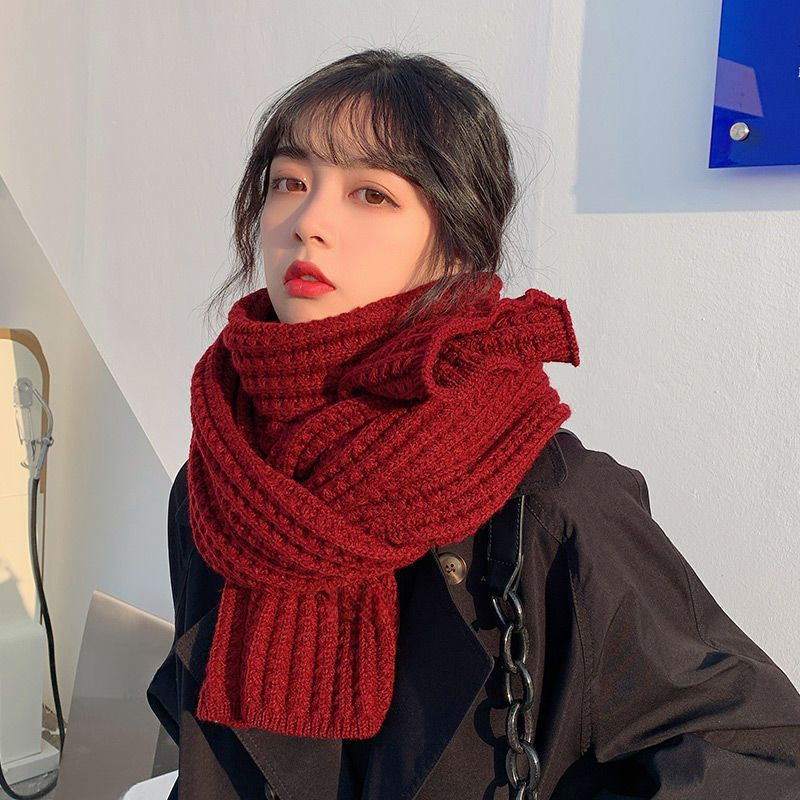 Winterlicher koreanischer Trend-Look für Studentinnen und Pärchen auf dem Campus – warm, vielseitig und einfarbig gestrickt._voghion.com