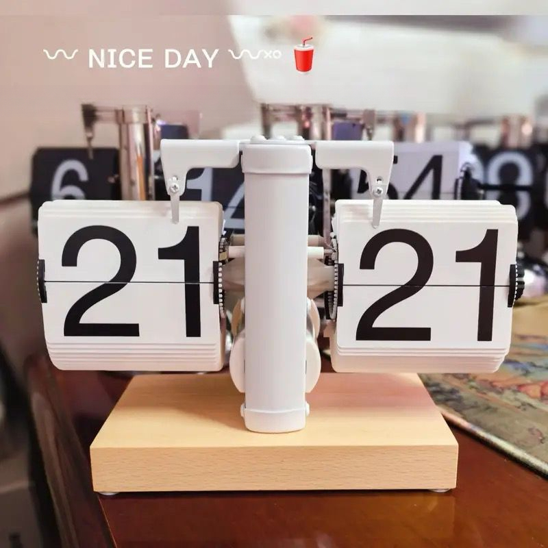 Orologio digitale da scrivania in legno massello con funzione di cambio pagina automatico, un elemento decorativo ideale per il soggiorno._voghion.com