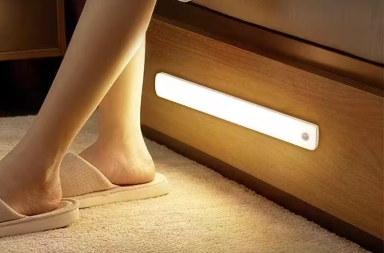 Scala con sensore di movimento intelligente, suono e controllo automatici, armadio, ricarica wireless notturna, luce notturna a LED_voghion.com