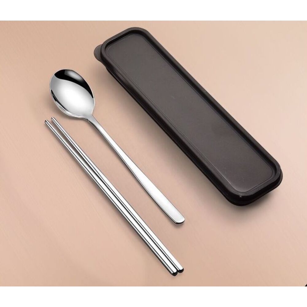Handige roestvrijstalen set: eetstokjes, lepel en vork. Driedelige studentenkantineset met apart bestek._voghion.com