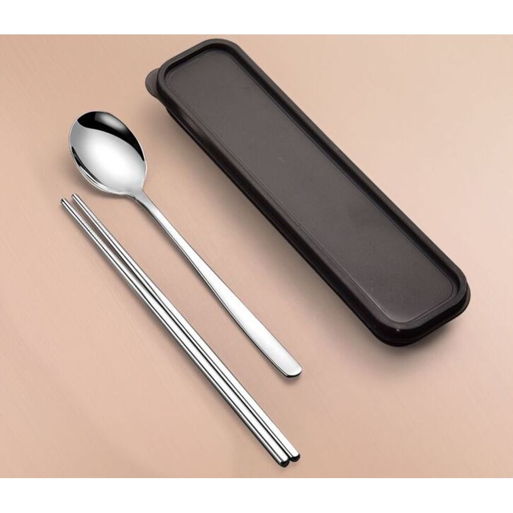 Handige roestvrijstalen set: eetstokjes, lepel en vork. Driedelige studentenkantineset met apart bestek._voghion.com