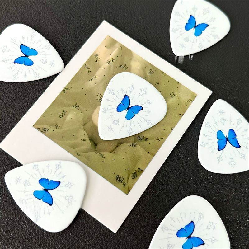 Palheta de guitarra com borboleta azul para baixo e elétrica_voghion.com