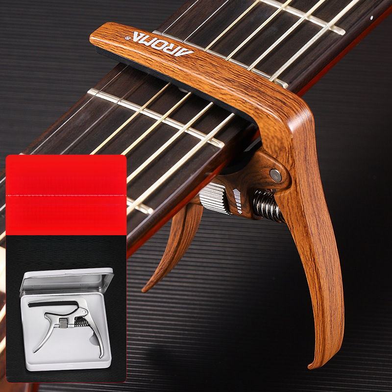Capotasto universale AROMA AC-30 per chitarre folk, classiche ed elettroacustiche. Accessori per strumenti musicali._voghion.com