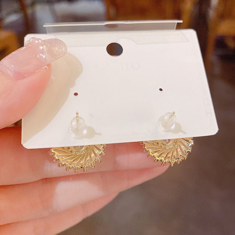 Pendientes de aro con girasol en plata de ley estilo moderno_voghion.com