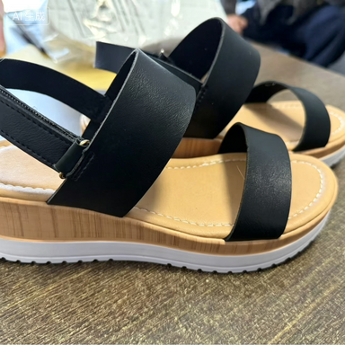 Zomersandalen met metalen gesp, dikke zool, schuine hak, extra hoogte en open tenen._voghion.com
