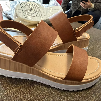 Zomersandalen met metalen gesp, dikke zool, schuine hak, extra hoogte en open tenen._voghion.com