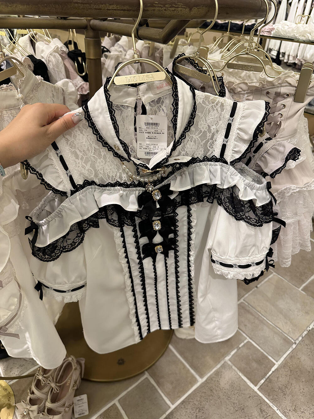 Camicia donna in pizzo con spalle scoperte e triplo fiocco_voghion.com