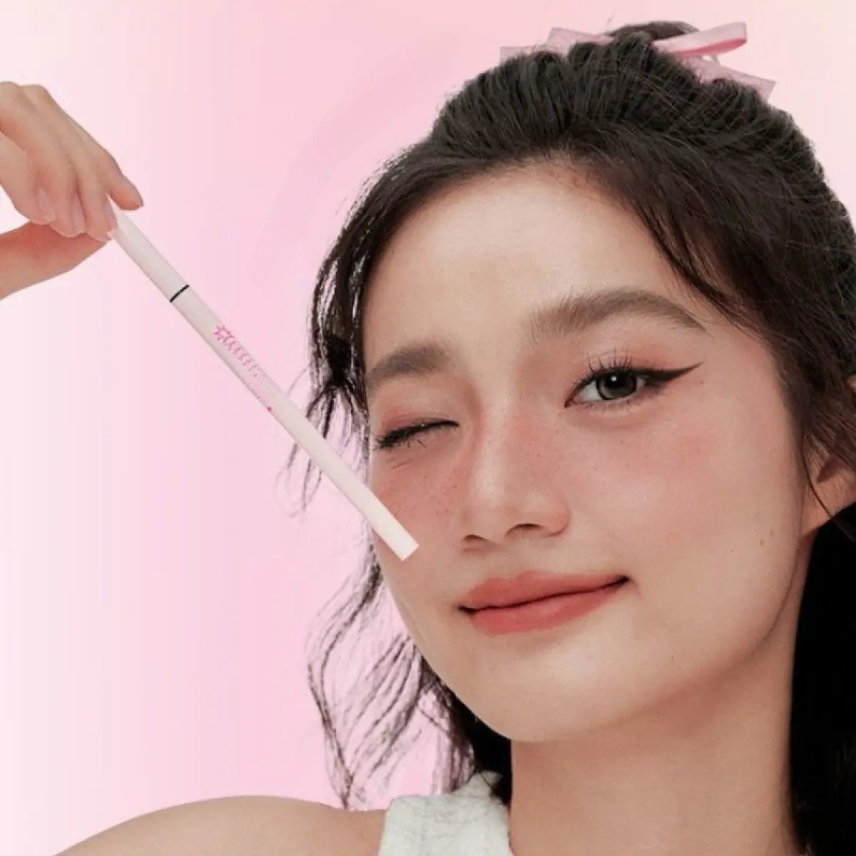 Waterproof Eyeliner For Fine Lines And Enlarged Eye Definition_voghion.com